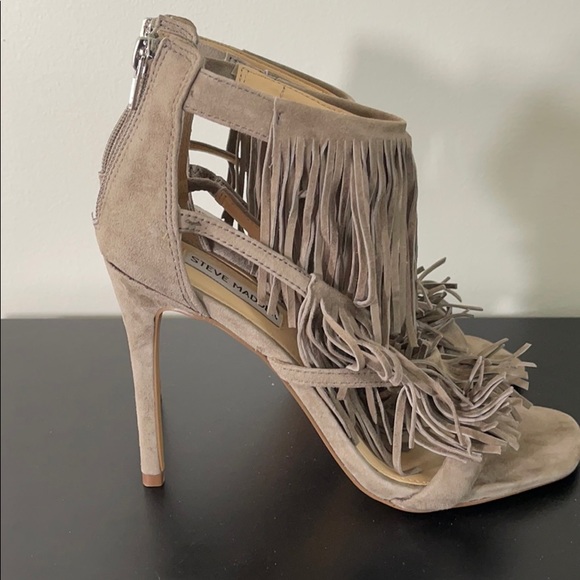 SOLD Steve Madden 3 tier fringe heel taupe sz 8 - Picture 4 of 9